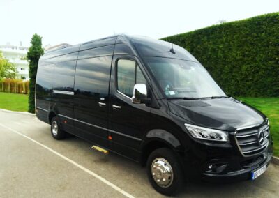 Mercedes Sprinter lux minibus 2021 500x281 1
