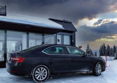 Škoda Superb ispred skijašnice