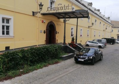 Automobil parkiran ispred Hotela Leopold na Petrovaradinskoj Tvrđavi